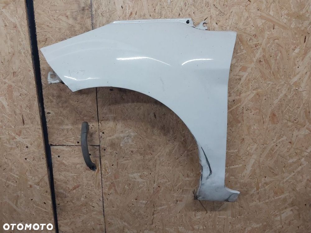 Uszkodzony błotnik lewy ford fiesta mk7