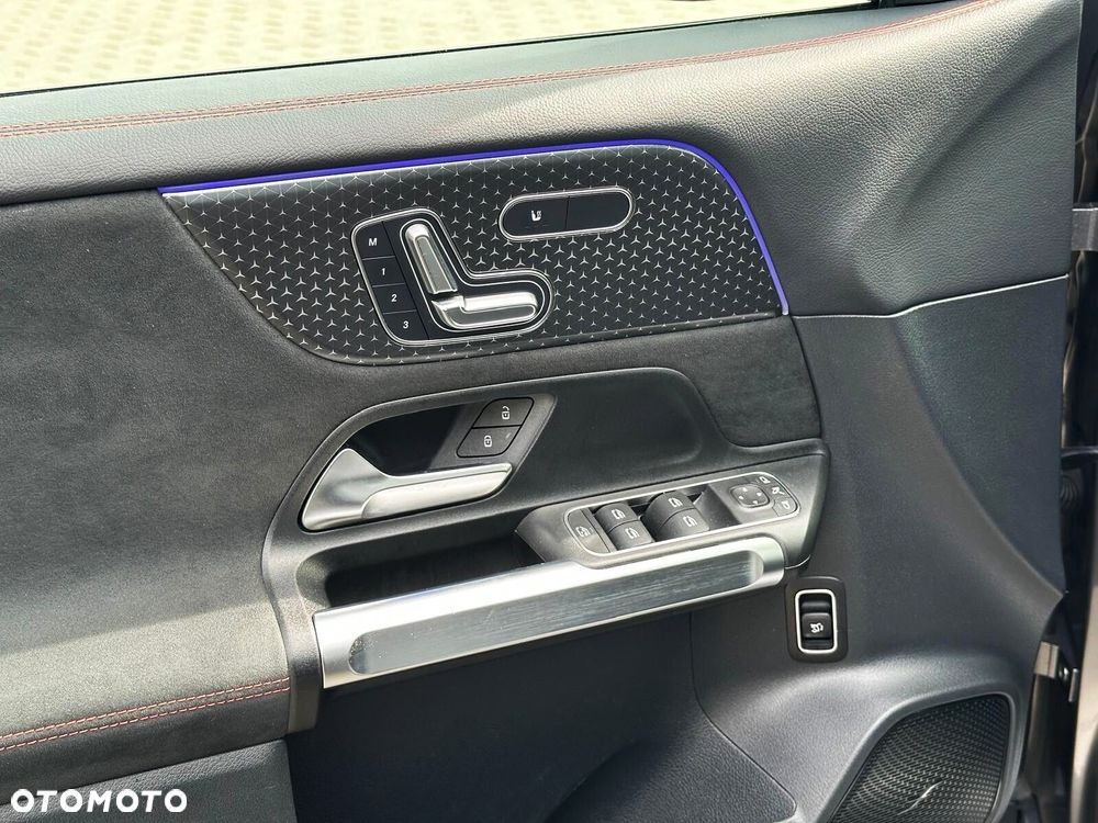 Mercedes-Benz GLB - 16