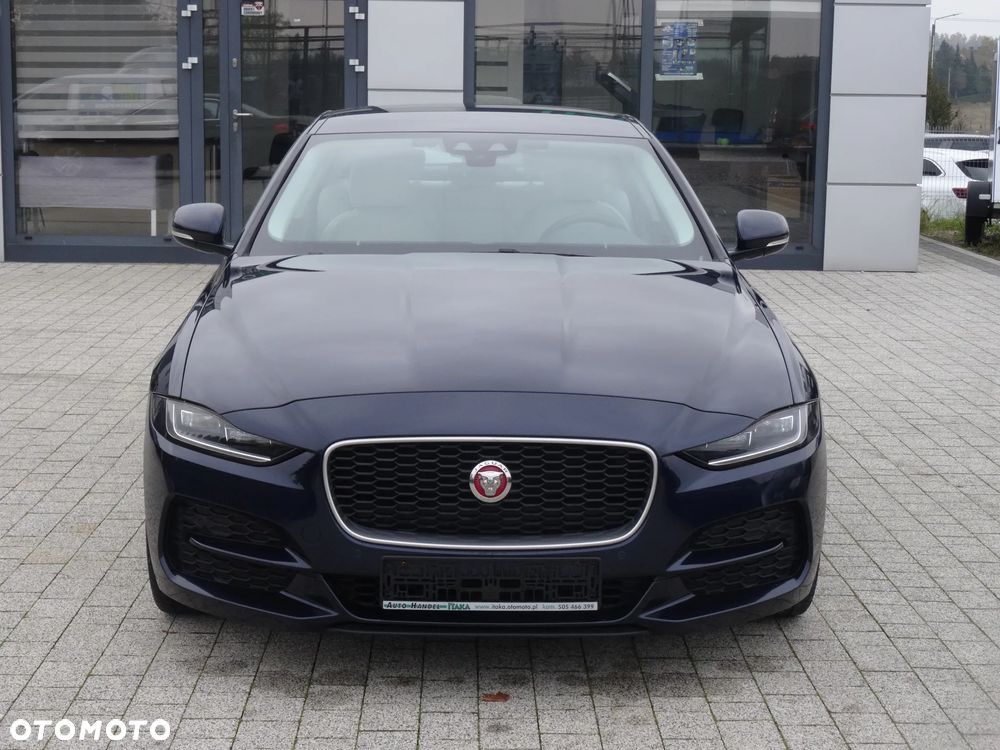 Jaguar XE 2.0 D180 R-Dynamic SE - 4