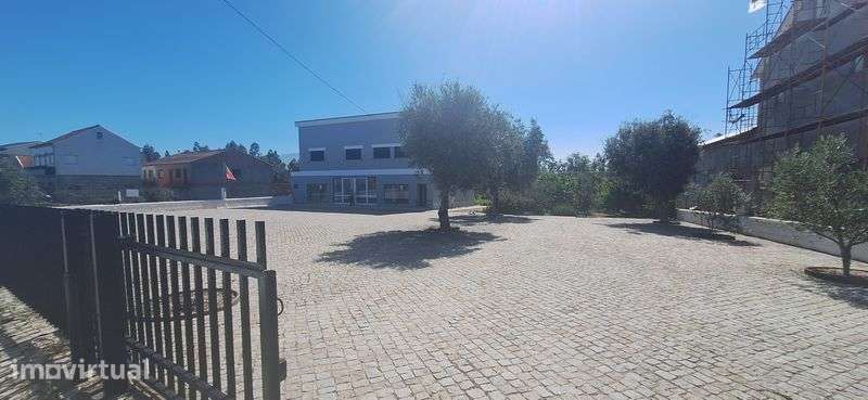 Alugo loja 270m2 com parque privado