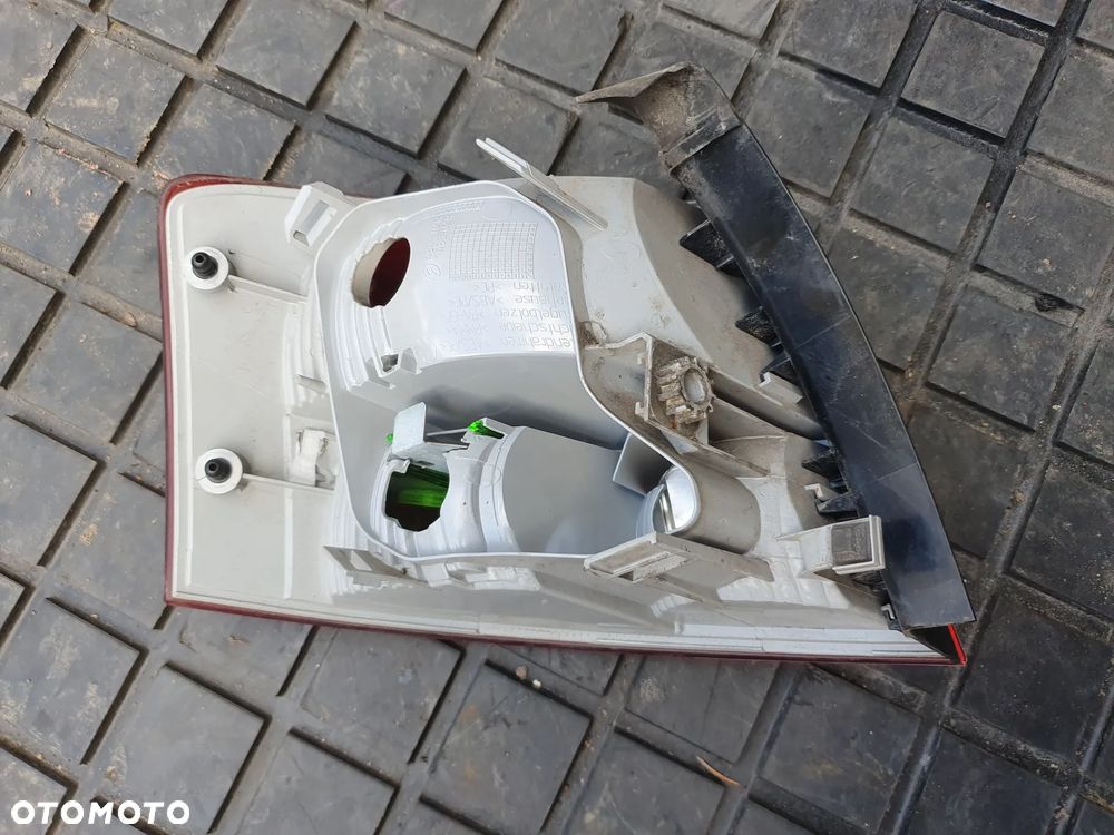 AUDI A4 B7 KOMBI LAMPA PRAWA TYŁ W BŁOTNIK 8E9945096E EUROPA - 2