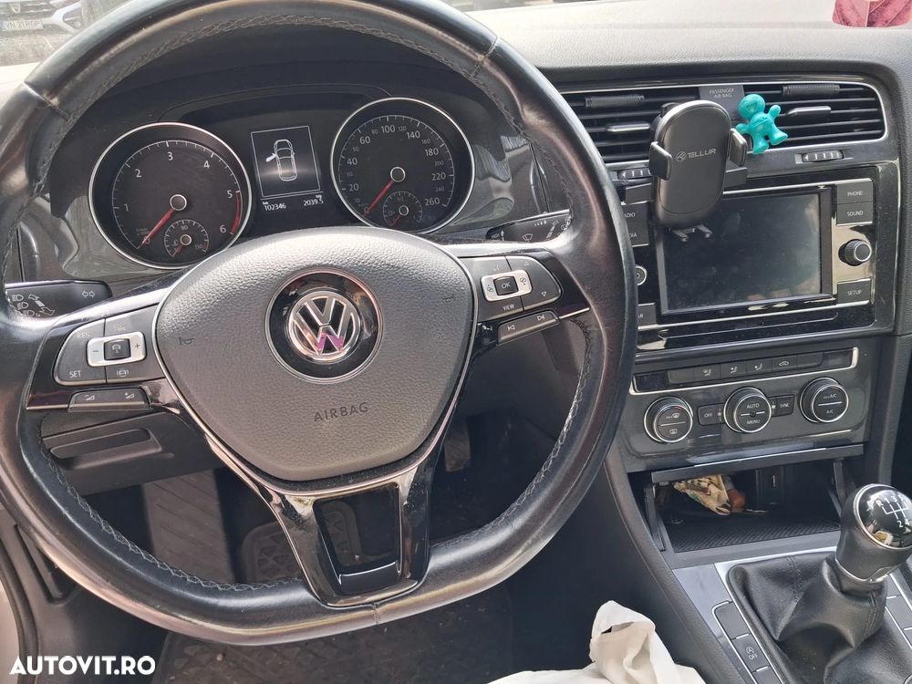 Volkswagen Golf - 6