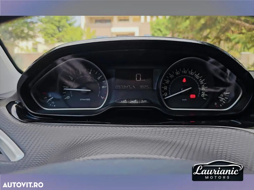 Peugeot 208 1.2 L PureTech Style - 30