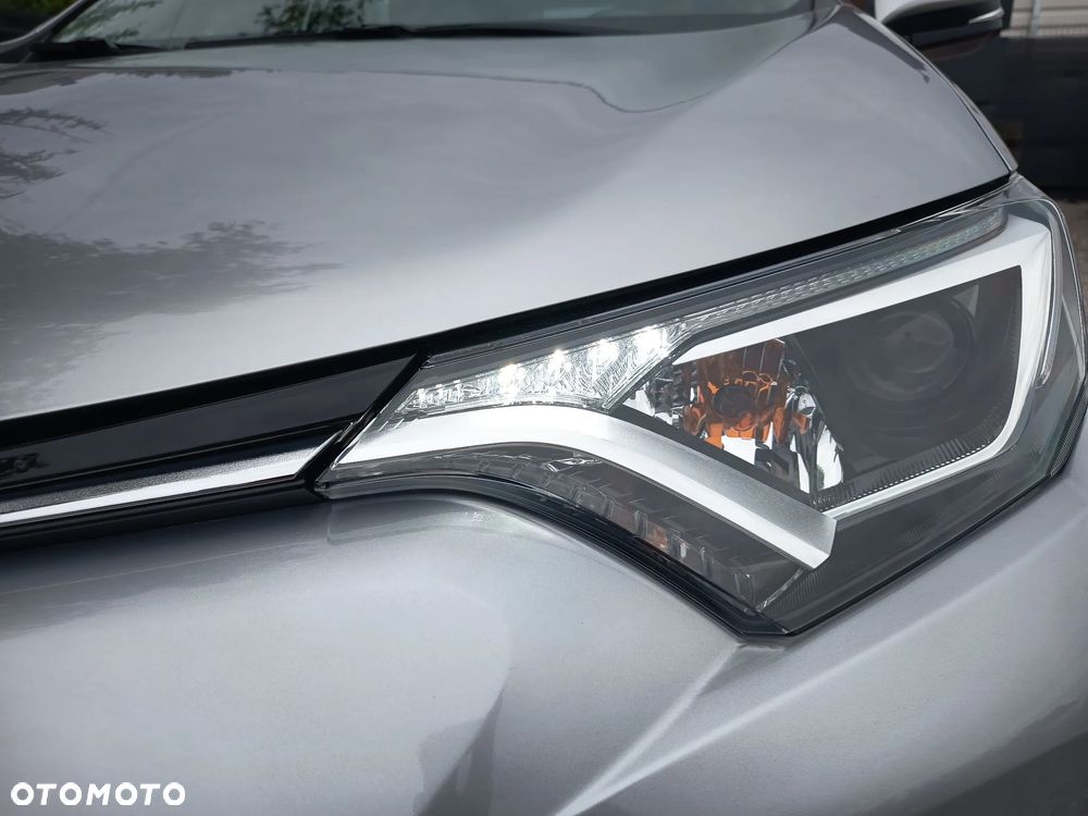 Toyota RAV4 Hybrid Premium 4x2 - 18