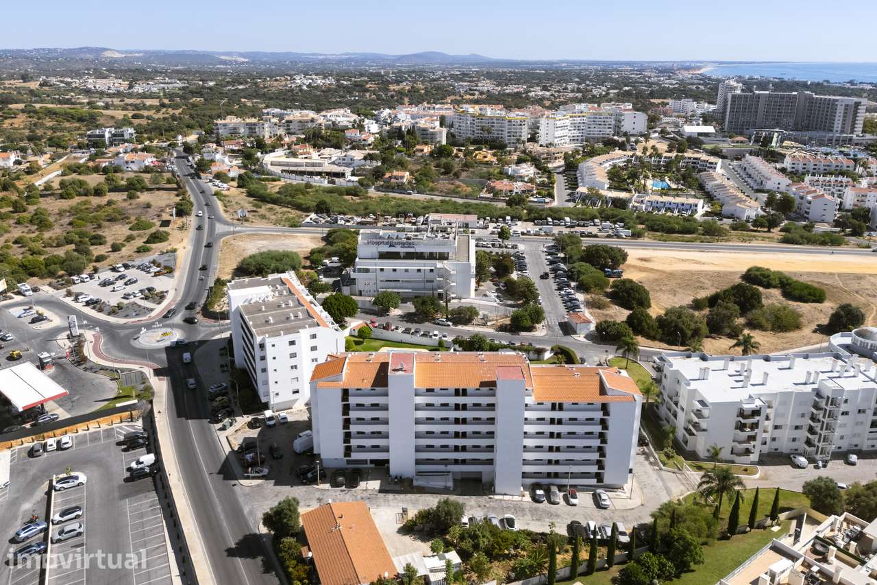 T1 com Garagem, Varanda e Vista Piscina – Frente ao Hospital Lusíadas - Grande imagem: 2/36