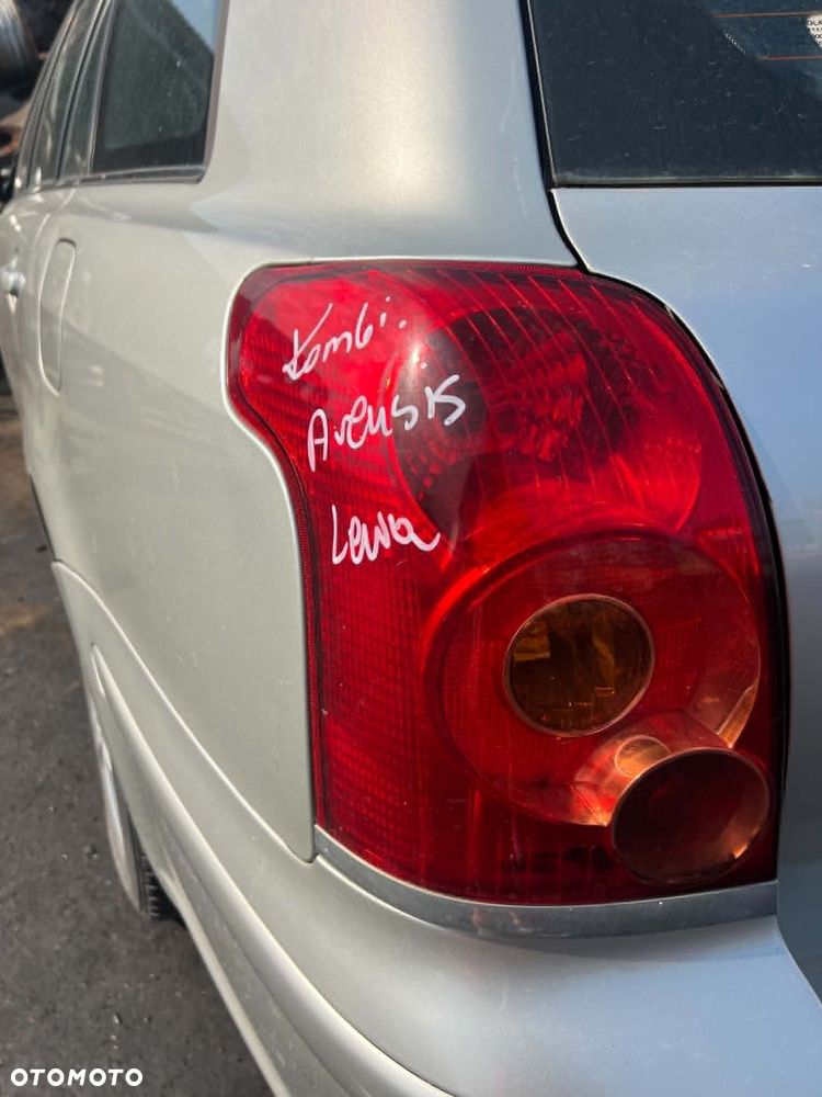 Lampsa tylna lewa Toyota Avensis II 2 T25 Kombi !! Cena za szt. - 1