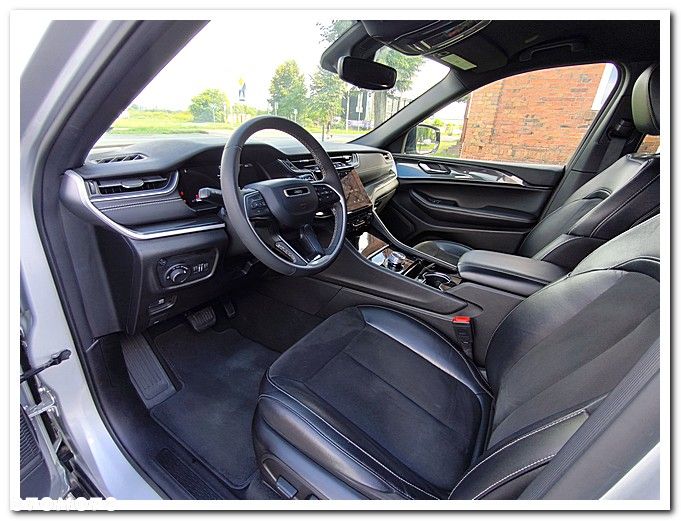 Jeep Grand Cherokee - 30