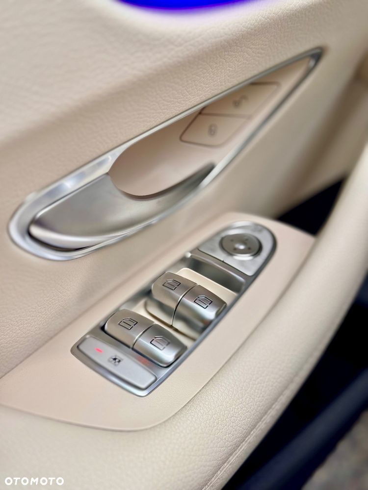 Mercedes-Benz Klasa E 200 4-Matic 9G-TRONIC - 33