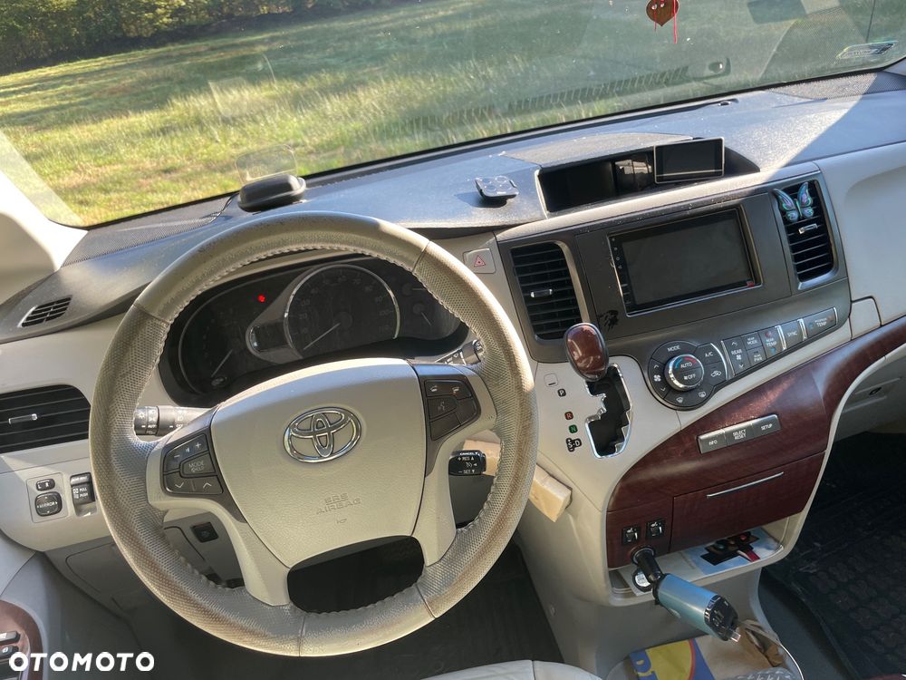 Toyota Sienna - 9