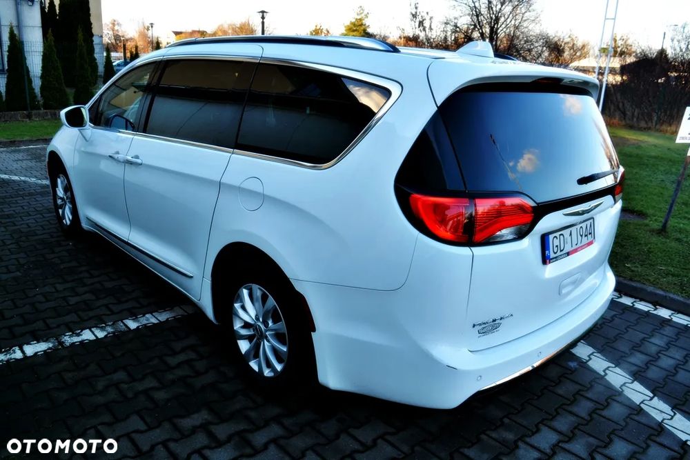 Chrysler Pacifica - 4