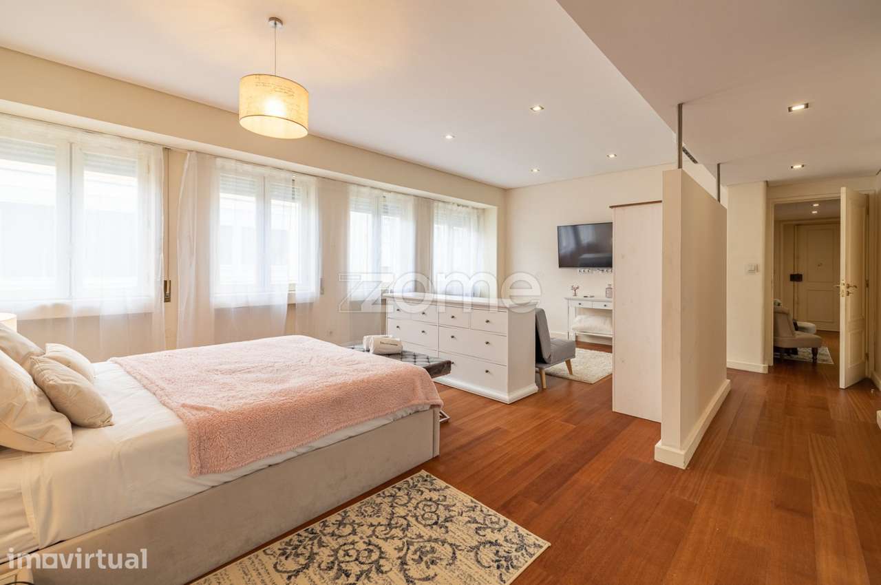 Apartamento T3 transformado em T1 na Baixa do Porto - Grande imagem: 3/24