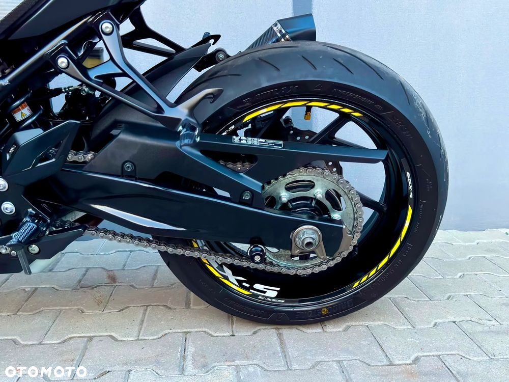 Suzuki GSX - 12