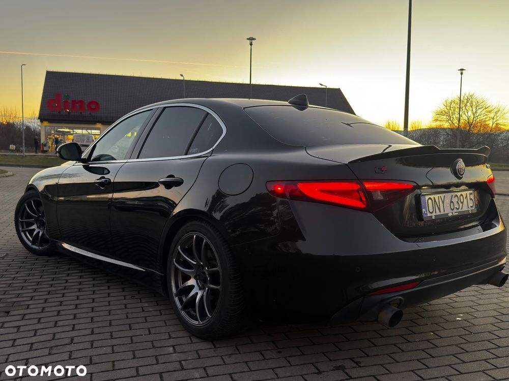 Alfa Romeo Giulia 2.0 Turbo 16V AT8-Q4 Ti - 4