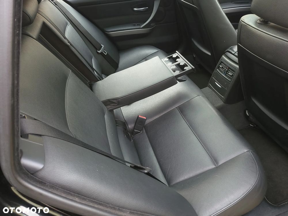 BMW Seria 3 318i Touring - 33