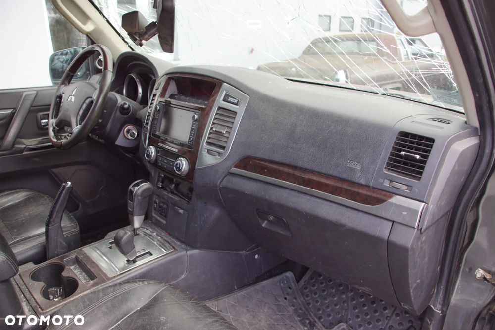 Auto na części 692106889 Mitsubishi Pajero IV 3.2 DID LIFT 4M41U 200KM 2014 krótki zderzak lampa felgi skrzynia silnik głowica deska amortyzator błotnik skrzynia wydech tłumik ćwiartka lampa klapa szyba tylna fotele - 13