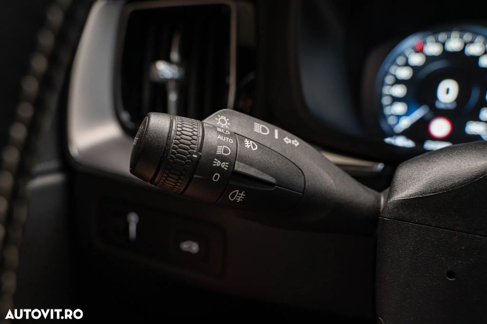 Volvo XC 60 D5 AWD Geartronic RDesign - 30