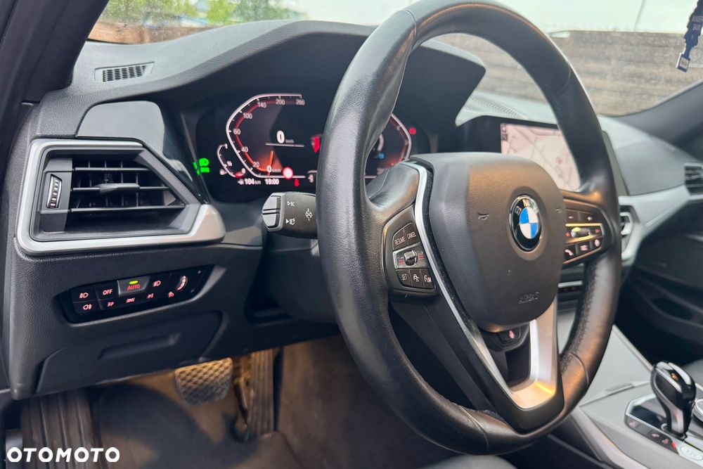 BMW Seria 3 330i Sport Line - 26