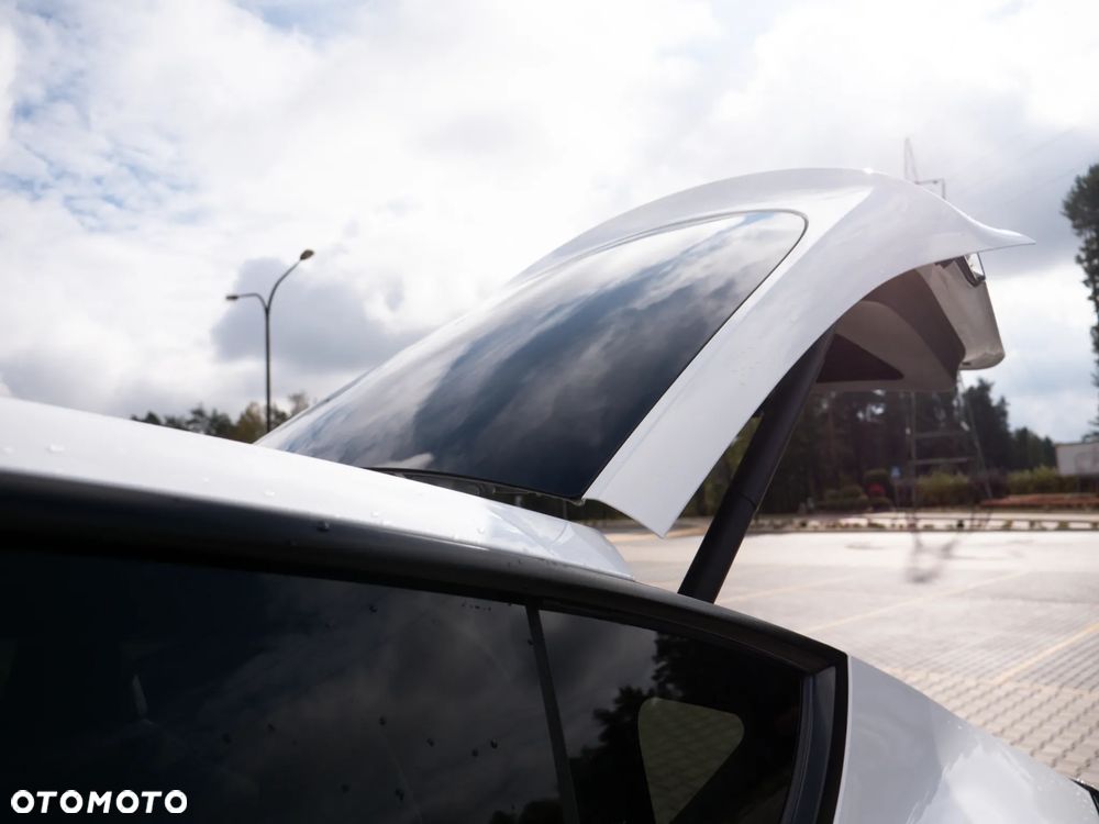 Tesla Y Long Range AWD - 13