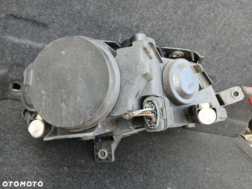 Volkswagen passat B6 lampa przednia  prawa - 2