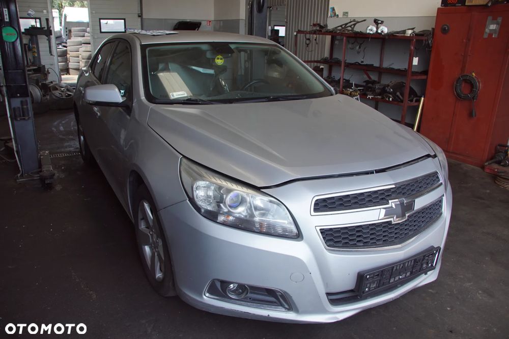 Auto na części - Chevrolet Malibu 2.0 VCDI 160 KM A20DTH AF40 2013R Silnik Skrzynia Drzwi Maska Błotnik Zderzak Lampa Lusterko Klamka Szyba Deska Kokpit Sterownik Moduł Czujnik Licznik Wyświetlacz Panel Kierownica - 1