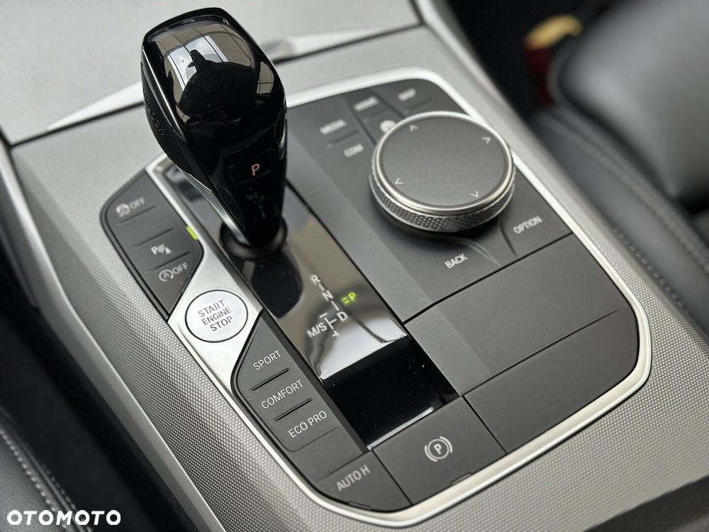 BMW Seria 3 330i xDrive Advantage - 32