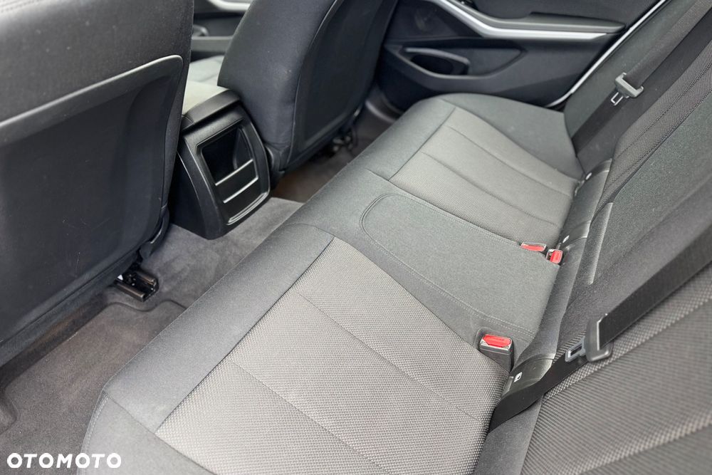 BMW Seria 3 318d mHEV - 34