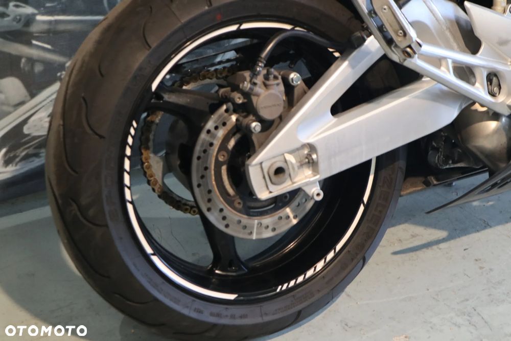 Suzuki GSR - 18