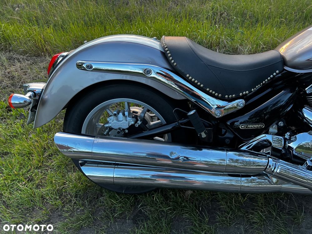 Suzuki Intruder - 8