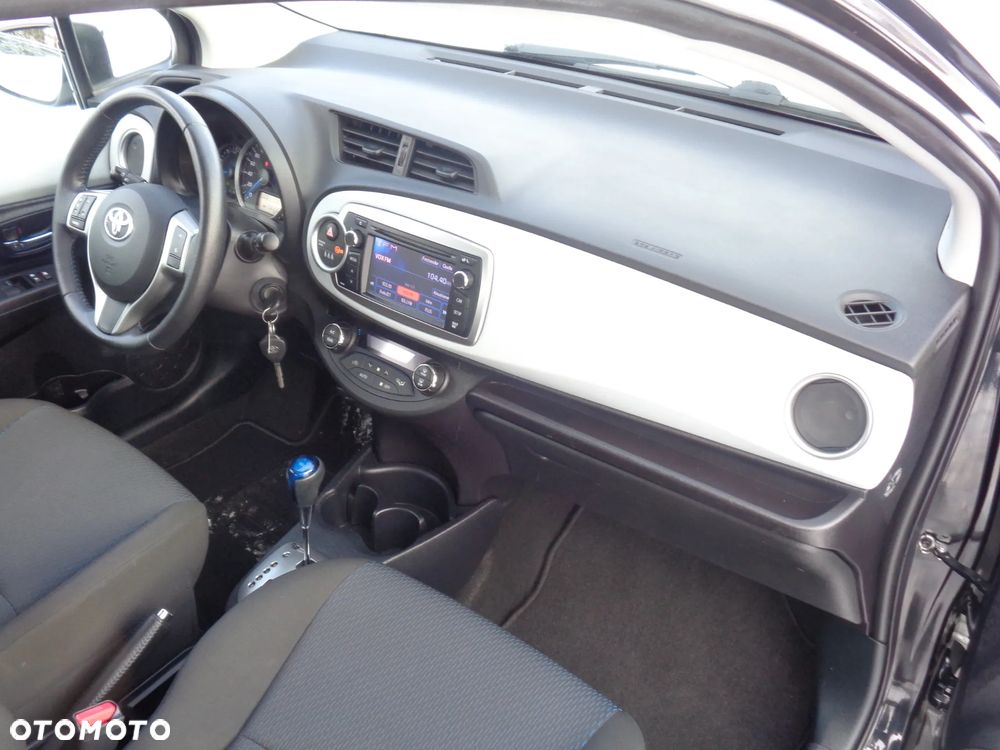 Toyota Yaris Hybrid 100 Life - 25