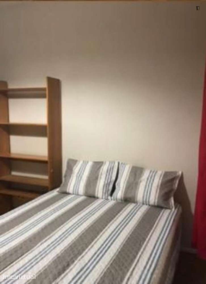 Quarto - localizado em Alto de São João Coimbra - Grande imagem: 3/13
