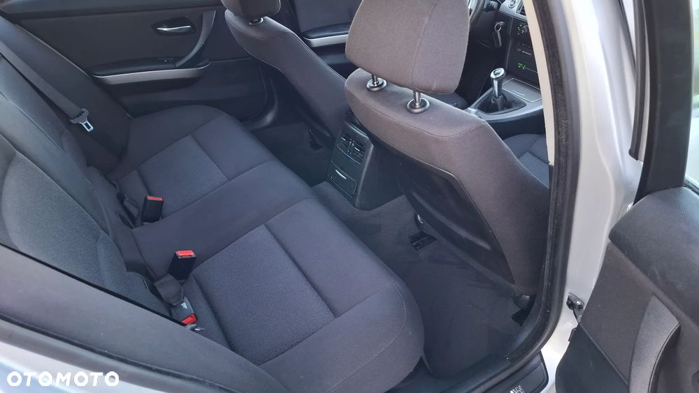 BMW Seria 3 320i - 24