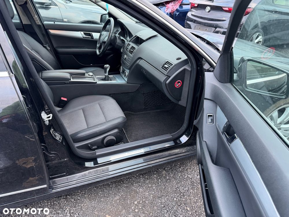 Mercedes-Benz Klasa C 180 CGI BlueEFFICIENCY Avantgarde - 15