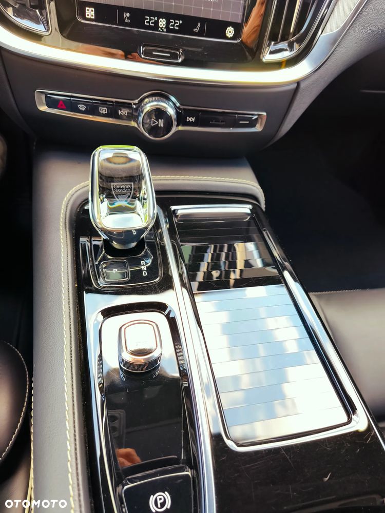 Volvo V60 T8 AWD Plus Dark - 16