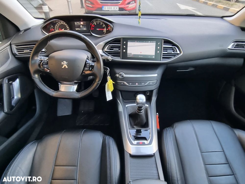 Peugeot 308 SW 1.2 L PureTech Turbo S&S Allure - 11