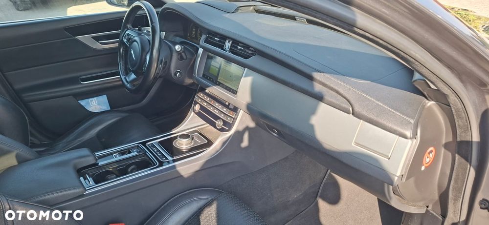 Jaguar XF 30d Prestige - 13