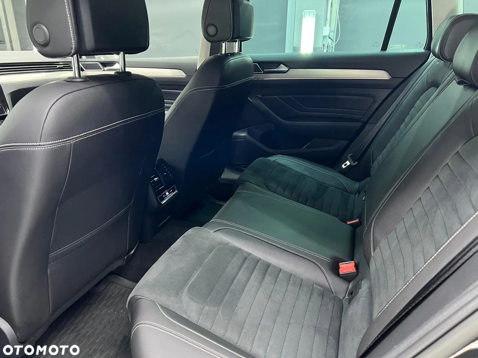 Volkswagen Passat Variant 2.0 TDI SCR DSG 4Motion Business - 28