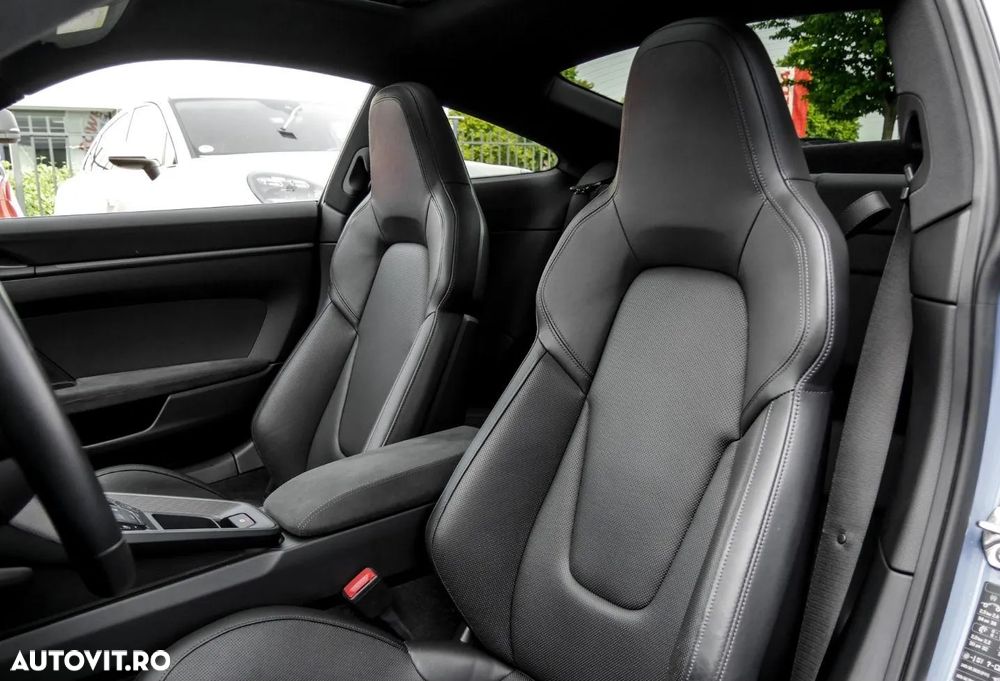 Porsche 911 Carrera 4 GTS PDK - 25