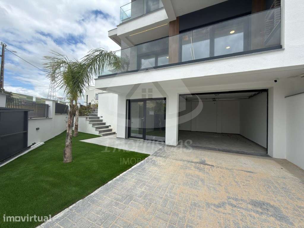 Moradia T4 com piscina e lareira, no Bairro da Primavera, Santa Iri... - Grande imagem: 2/31