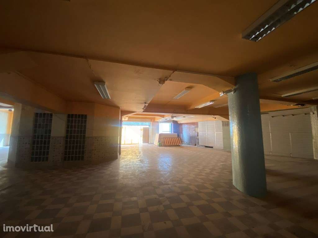 Loja com 960 m2, dividida por dois pisos, junto ao Metro. - Grande imagem: 5/16