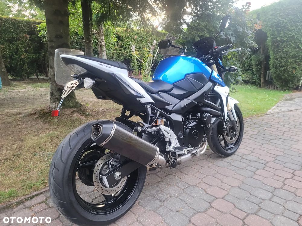 Suzuki GSR - 12
