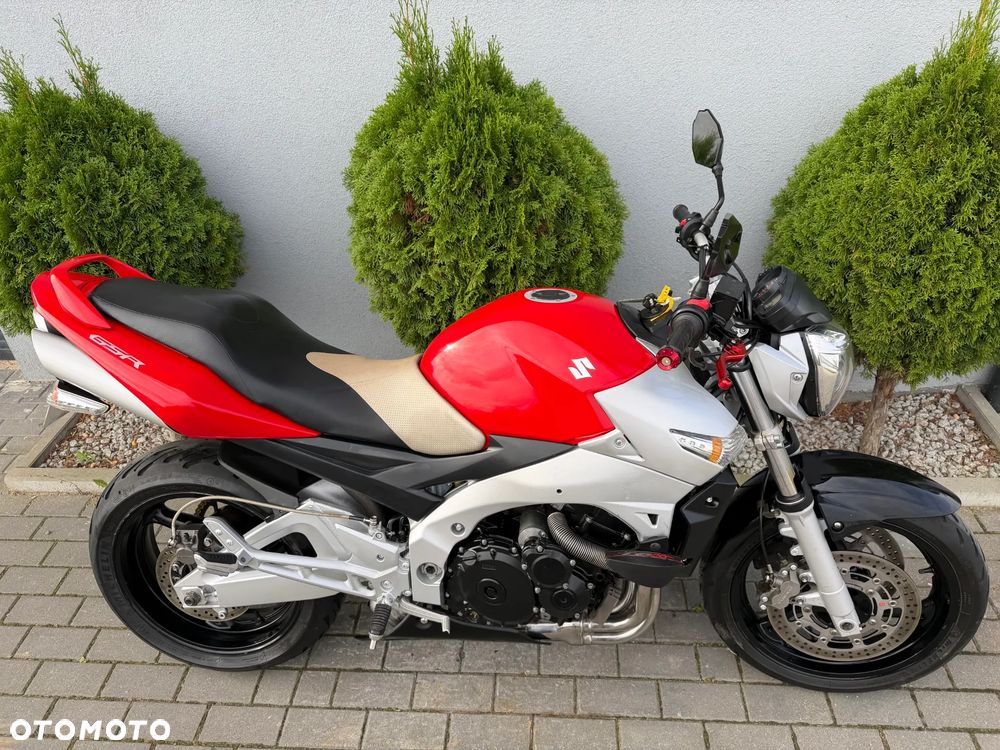 Suzuki GSR - 29