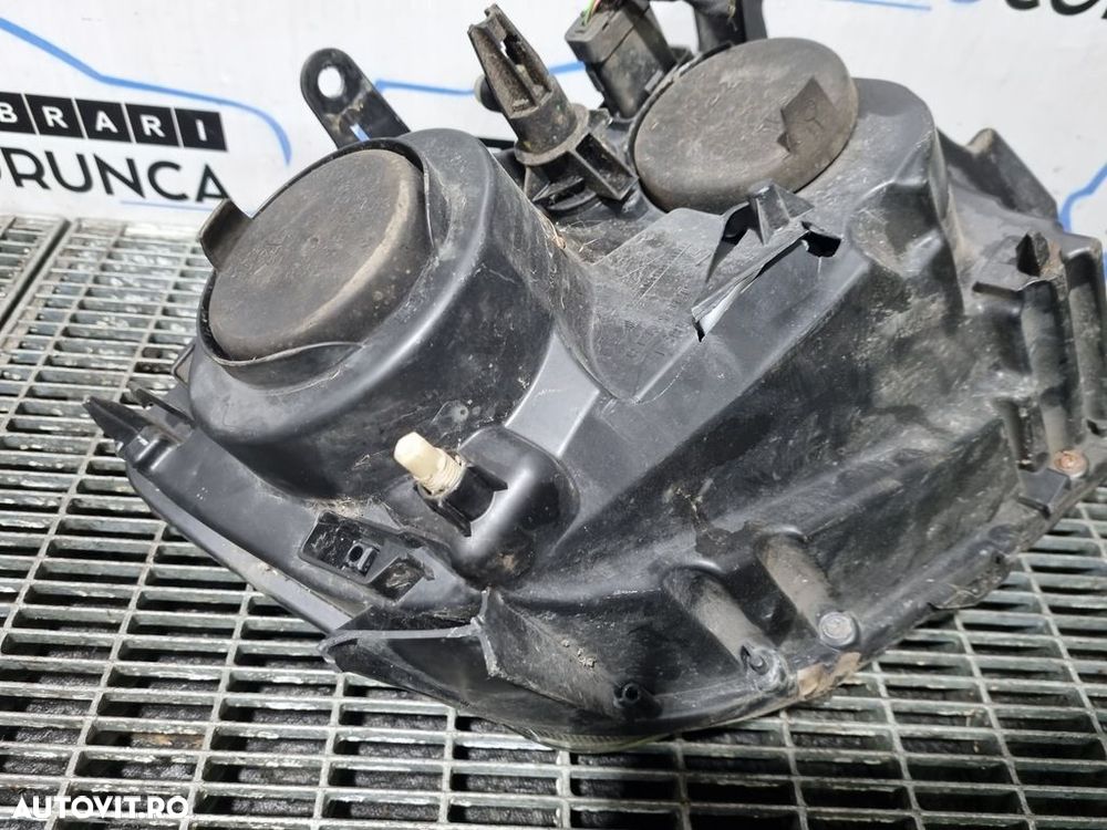 Far Stanga Dacia Duster 2010 - 2013 SUV 4 Usi (1103) Fara xenon CLEMA RUPTA - 1