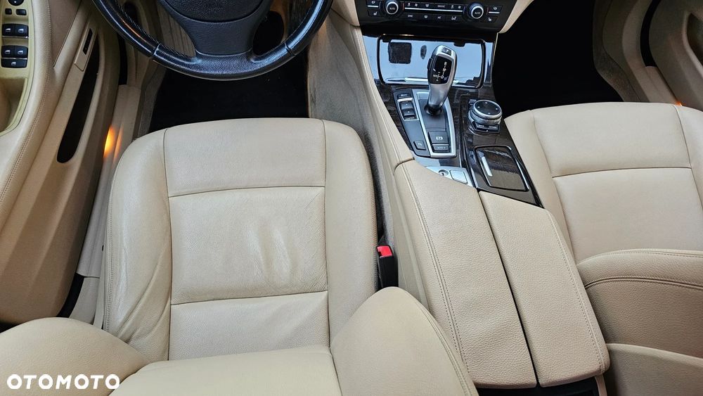 BMW Seria 5 528i xDrive Sport-Aut Luxury Line - 28