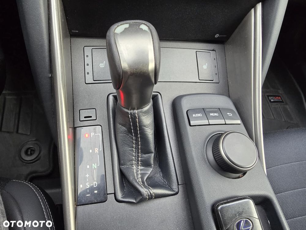 Lexus IS 300h F Sport EU6 - 31