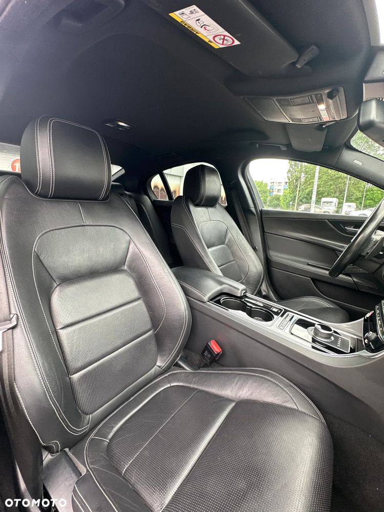 Jaguar XE 20d R-Sport - 23