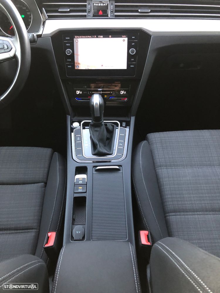 VW Passat Variant 2.0 TDi Business DSG - 32