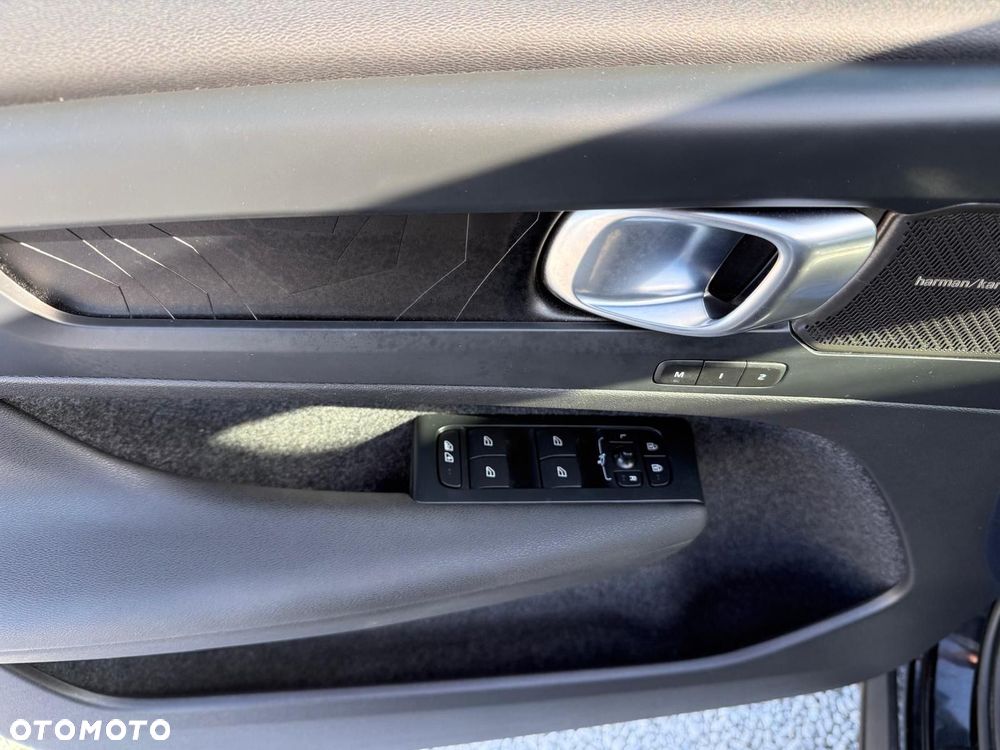Volvo XC 40 T4 Plug-In Hybrid Plus Dark - 19