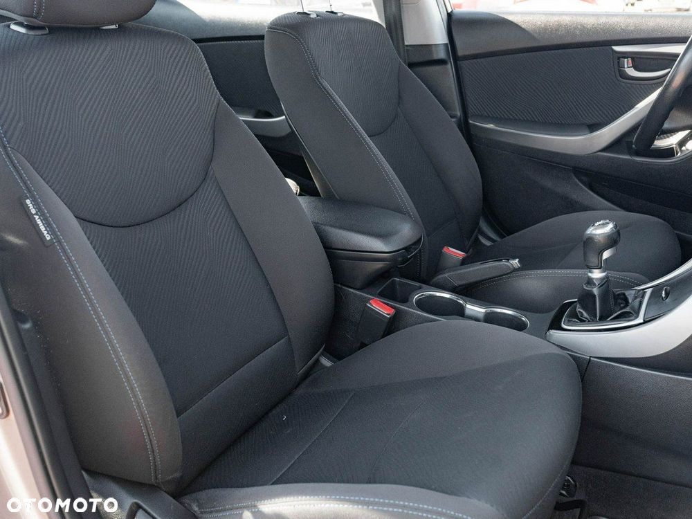 Hyundai Elantra 1.6 Classic + - 24