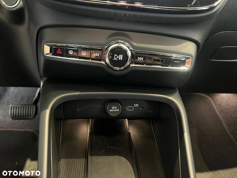 Volvo XC 40 B4 AWD Plus Dark - 26