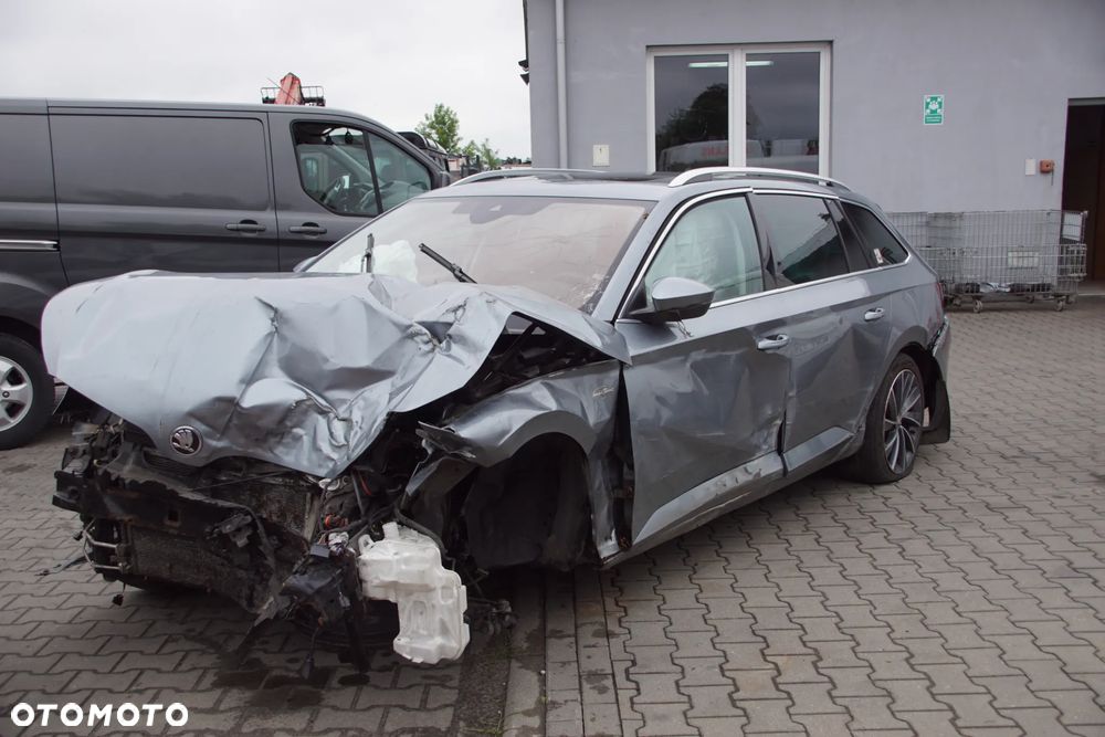 Auto na części - Skoda Superb III 4x4 2.0 TDI 190 KM DFHA SWP LF7M 2018R Silnik Skrzynia Drzwi Błotnik Zderzak Klapa Lampa Lusterko Klamka Szyba Deska Kokpit Sterownik Moduł Czujnik Licznik Wyświetlacz Panel Kierownica - 9